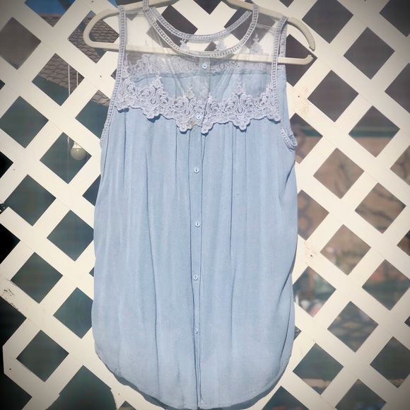 Woman’s blouse - Picture 2 of 5